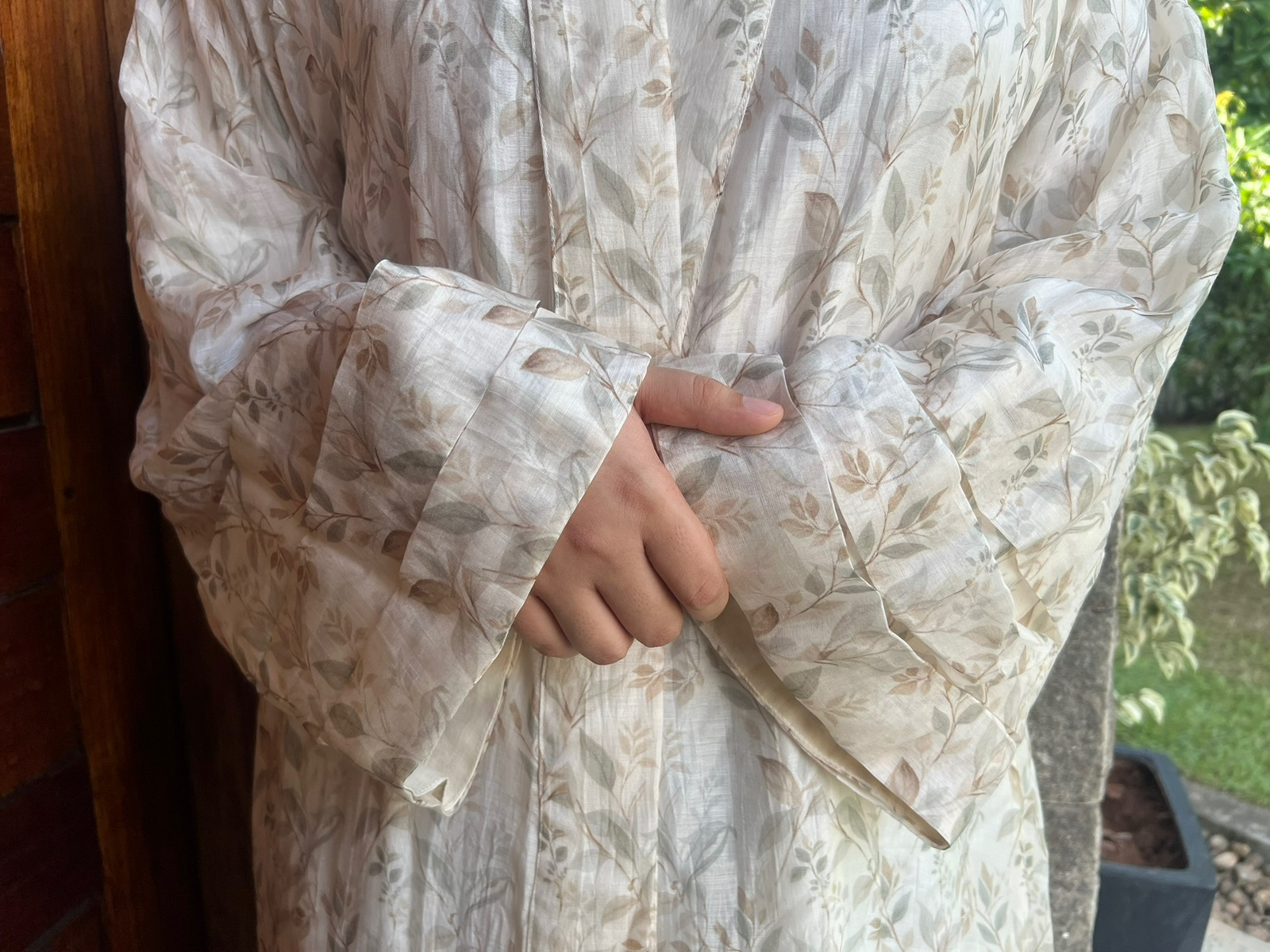 Delicate vines abaya